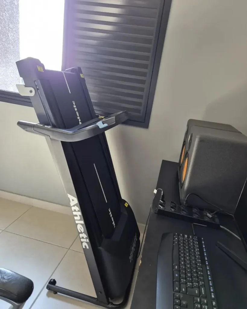 Foto da esteira Athletic Speedy mostrando como ela ocupa pouco espaço em um ambiente planejado.