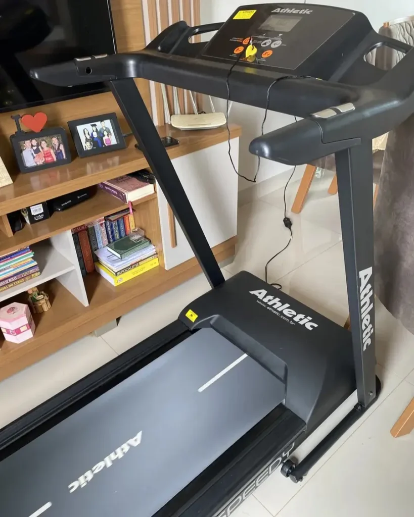 Vista superior da esteira Athletic Speedy mostrando a lona cinza e o logo da marca Athletic.