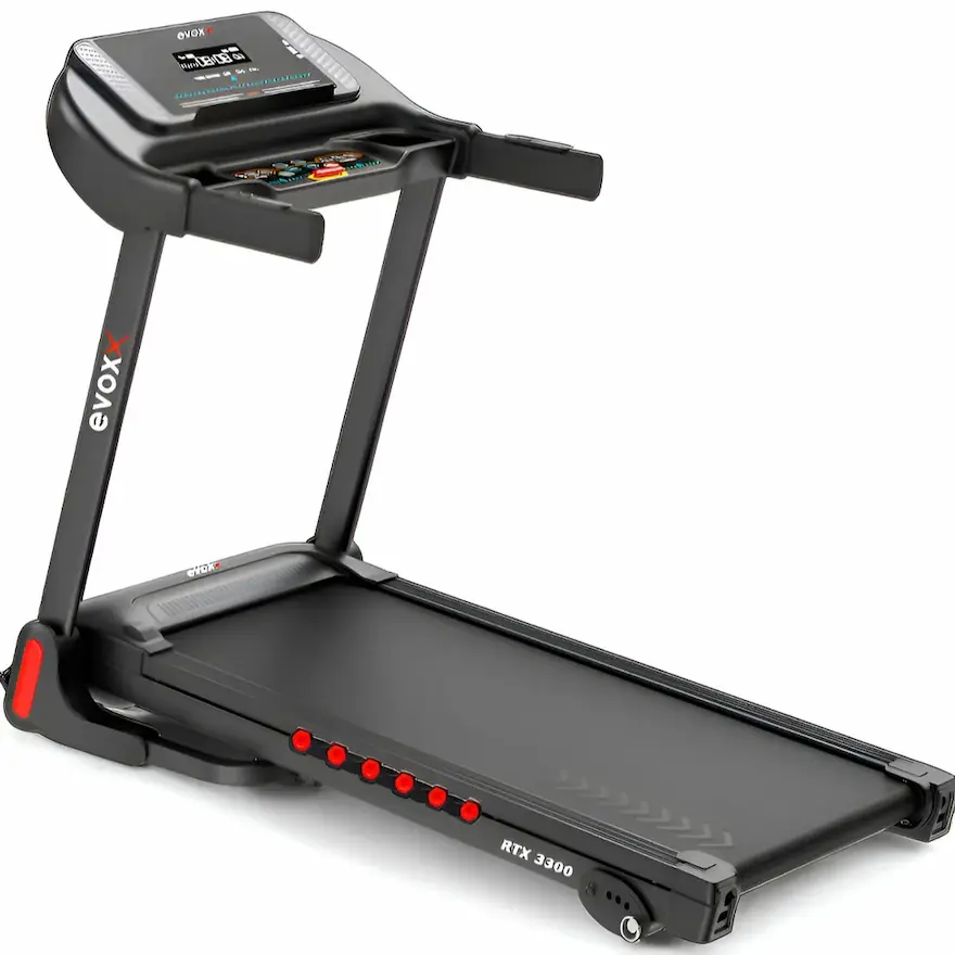 Esteira elétrica Evox X3300 preta conectada com aplicativo Kinomap e painel moderno.