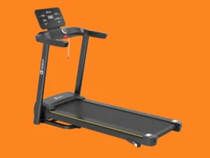 Esteira ergométrica Gallant Elite preta em posição de uso, com monitor digital central, braços de apoio emborrachados e lona de corrida centralizada.