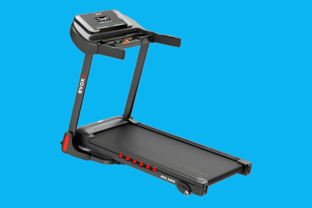 Esteira ergométrica preta Evox X3300 montada, com painel digital iluminado em azul, braços laterais com sensores de batimento cardíaco e lona de corrida ampla sobre sistema de amortecimento.