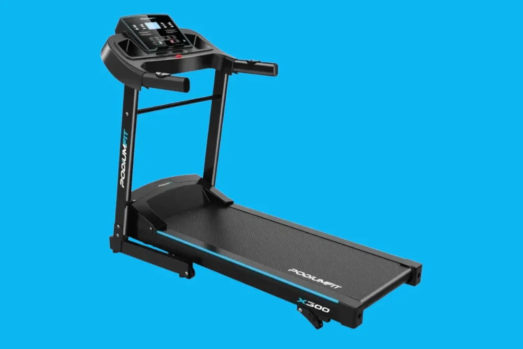 Esteira elétrica preta Podiumfit X300 montada em ambiente doméstico, apresentando painel digital em destaque, braços de apoio com sensores de batimento cardíaco e lona de corrida centralizada sobre sistema de amortecimento.