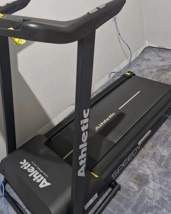 Foto real enviada por cliente da esteira Athletic Speedy instalada e pronta para uso.