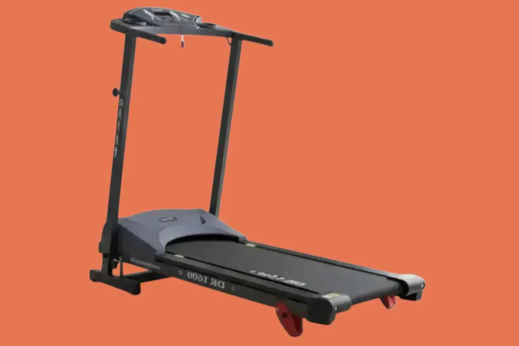 Esteira ergométrica preta Dream Fitness DR 1600 com estrutura em aço carbono, painel digital de cinco funções, braços de apoio laterais e sistema dobrável em posição de uso residencial.