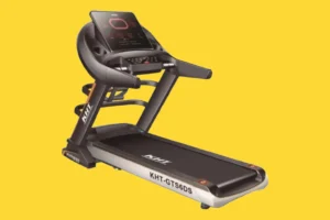 Esteira ergométrica KHT GTS6DS montada em ângulo lateral, exibindo painel digital moderno com visor azul, braços laterais curvos com sensores de pulsação e lona de corrida ampla sobre sistema de amortecimento reforçado.